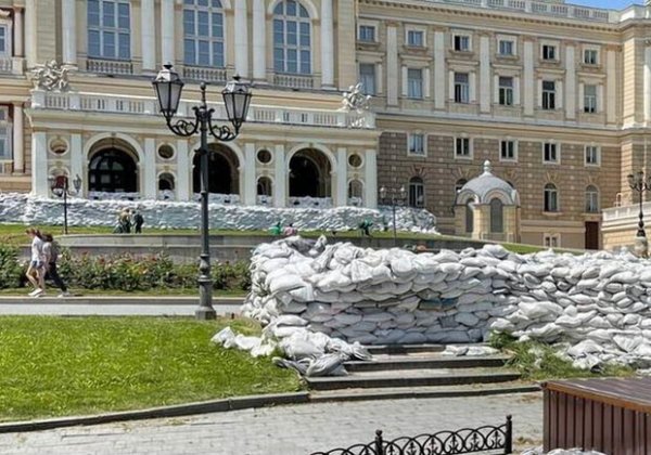 Возле Оперного театра в Одессе разбирают баррикады 