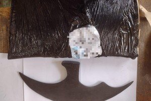 Боевые топоры, кистени и кинжалы: одесские таможенники предотвратили отправку за границу старинного оружия 