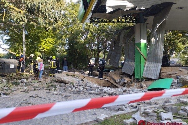 В Одессе на заправке произошел взрыв: под завалами ищут человека (обновлено)