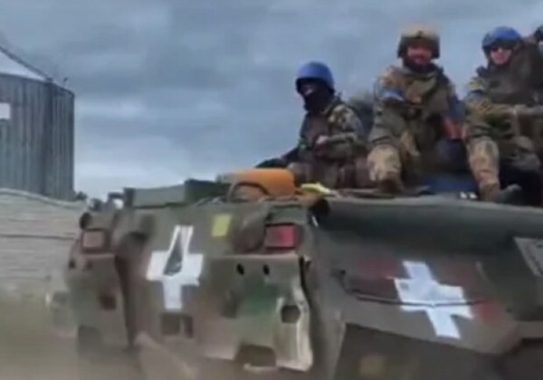 Что означает белый крест, который рисуют на военной технике и постят чиновники