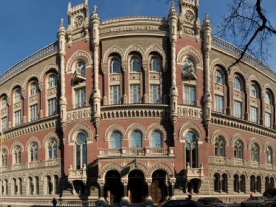 Українцям обмежили зняття готівки з карток та перекази: яку суму можна зняти за один день