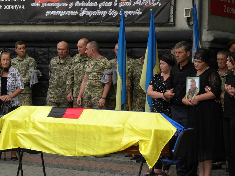 «Завжди був на передньому краї»: на Вінниччині попрощались із захисником, який загинув під Донецьком