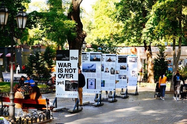 "Война еще не закончилась": в Одессе открыли фотовыставку, посвященную журналистам