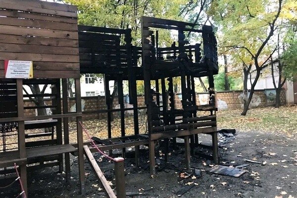 В Одессе вандалы сожгли детскую площадку
