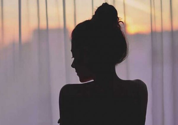 В Одессе 14-летняя девочка упала из окна восьмого этажа и выжила