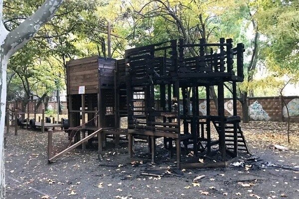 В Одессе вандалы сожгли детскую площадку