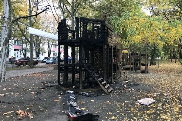 В Одессе вандалы сожгли детскую площадку