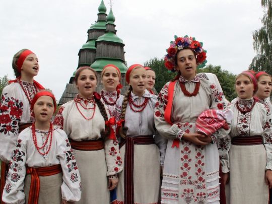 Дівчата зранку йшли у храм, щоб вимолити у Пресвятої Діви скорого заміжжя: обряди і традиції, пов’язані з Покровою