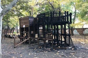 В Одессе вандалы сожгли детскую площадку