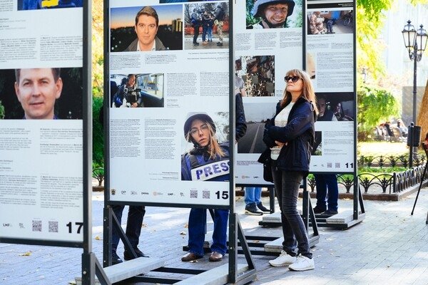"Война еще не закончилась": в Одессе открыли фотовыставку, посвященную журналистам
