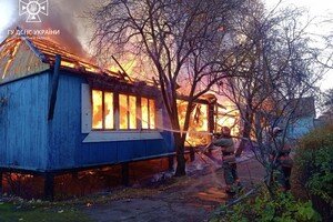 Тушили пожары и доставали мужчину из подвала: как прошли сутки у одесских спасателей