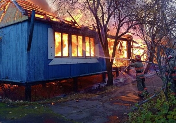Тушили пожары и доставали мужчину из подвала: как прошли сутки у одесских спасателей