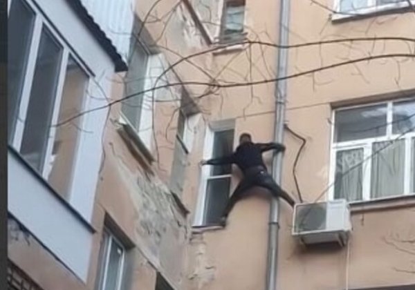 В центре Одессы спасатели сняли с трубы неадеквата (видео)