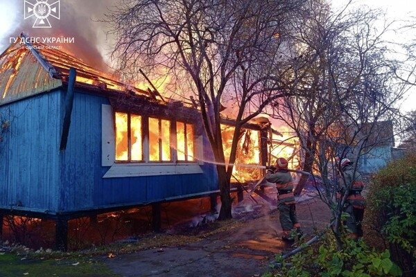 Тушили пожары и доставали мужчину из подвала: как прошли сутки у одесских спасателей