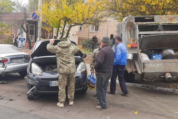 Под Одессой произошло ДТП с участием шести автомобилей: пострадали два человека, в том числе прохожая