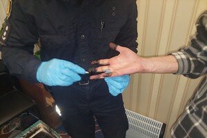 Прятали похищенные вещи на кладбище: в Одесской области задержали воров, ограбивших волонтерский штаб