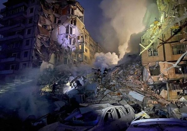 В результате ракетного удара по многоэтажке в Днепре ранены 64 человека: фото, видео