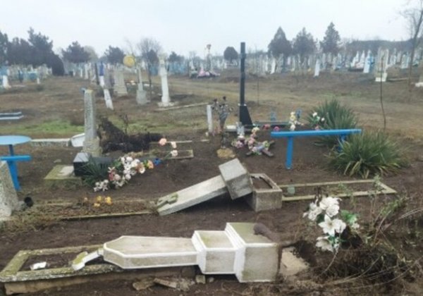 Вандализм на кладбище: в Одесской области пьяный парень повредил почти сотню надгробий