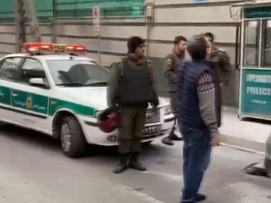 Одну людину вбито і двох поранено внаслідок збройного нападу на посольство Азербайджану в Ірані: момент потрапив на відео