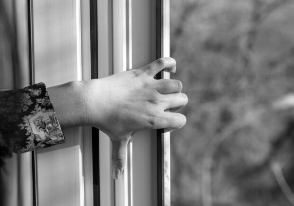 Возле многоэтажки в Суворовском районе Одессы обнаружили тело 13-летней девочки