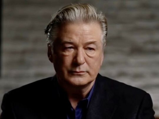 Через війну з росією українська родина подала до суду на Алека Болдвіна