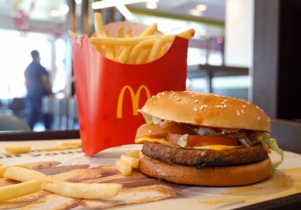 Одесситы ждут открытия McDonald's и уже "занимают очередь"