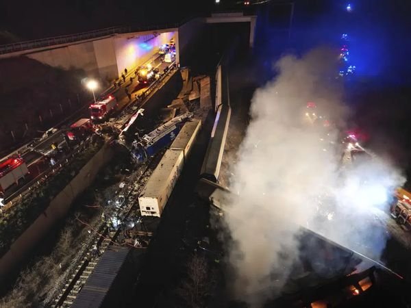 Жахлива залізнична катастрофа у Греції: зіткнулися два потяги, відомо про 32 загиблих
