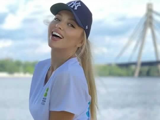 Не за методом Луценка чи Боржемської: Оля Полякова показала, як «качає» попу у бікіні