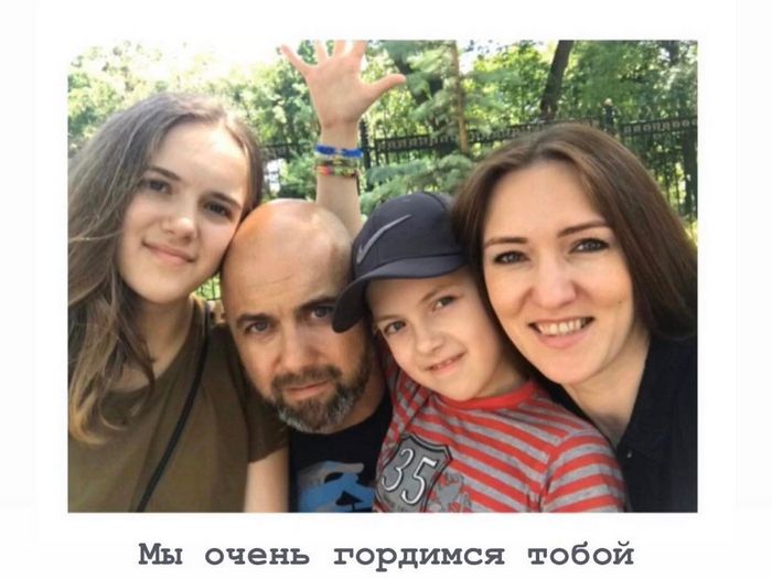 «Прах чоловіка розвіяла над маяком у Норвегії»: дружина захисника, який поліг у Бахмуті, вирощує дуби на честь загиблих бійців