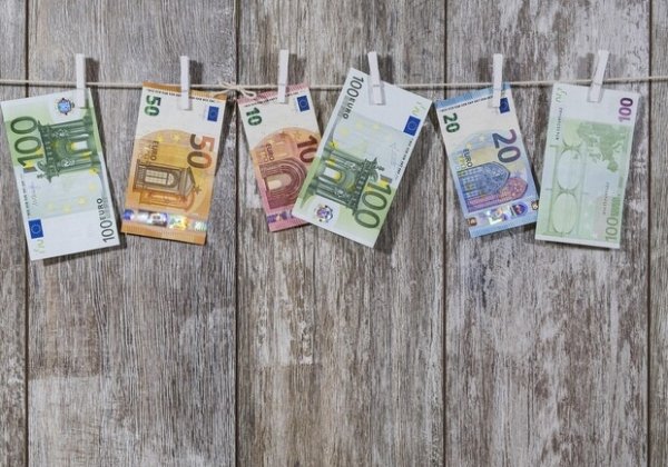 Курс валют в Украине 1 октября 2023: сколько стоит доллар и евро
