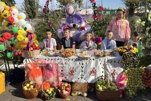 Рекорд: в Одесской области дети выложили огромный портрет Тараса Шевченко из яблок