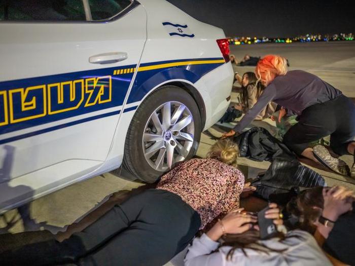 Канцлер ФРН ліг обличчям в&nbsp;асфальт під час обстрілу Ізраїлю ХАМАСом