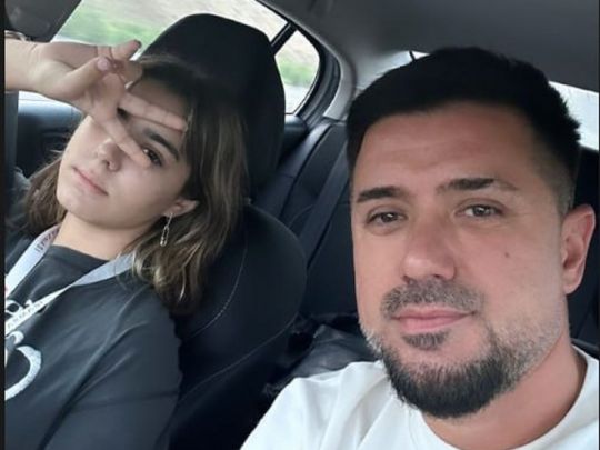 Залишився без дружини, зате зустрів доньку: Мурат Налчаджіоглу виїхав до Туреччини