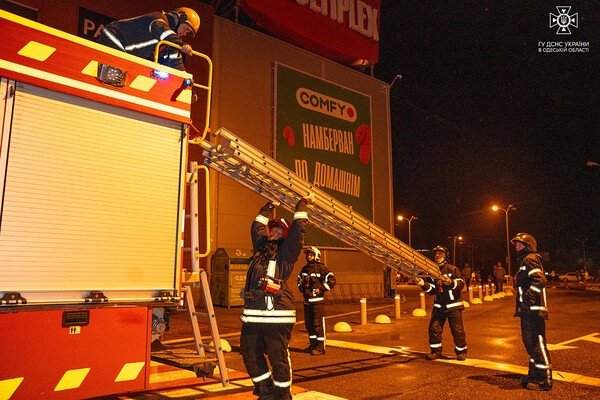 В Одессе горел торговый центр "Ривьера"