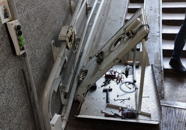 В Одессе сломали электроподъемник для людей с инвалидностью