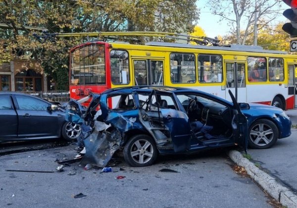 На Академика Королева два авто столкнулись с троллейбусом