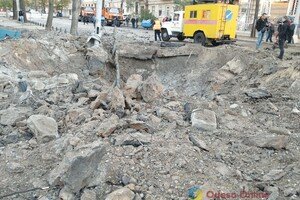 Пострадали более двух десятков авто и 20 домов: как выглядит центр Одессы после удара ракетами 