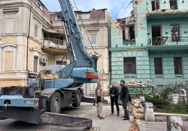 В центре Одессы восстанавливают дом, пострадавший от ракетного удара