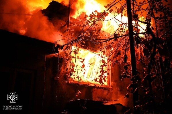 В Одессе вспыхнул масштабный пожар в частном доме: подробности