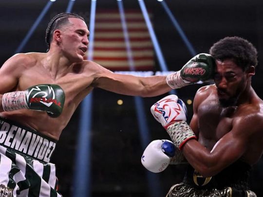 Непереможний Бенавідес побив ексчемпіона двох дивізіонів у бою за титул (відео)
