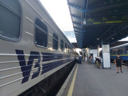 Новий рік близько: «Укрзалізниця» запустила нові потяги та для любителів зимових Карпат змінила маршрути «старих»