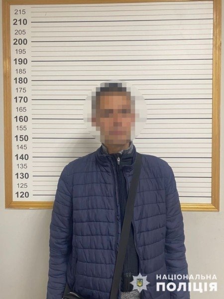 «Спеціалізувався» на сплячих пасажирах: поліція спіймала винахідливого злодія, який промишляв у поїздах (фото)