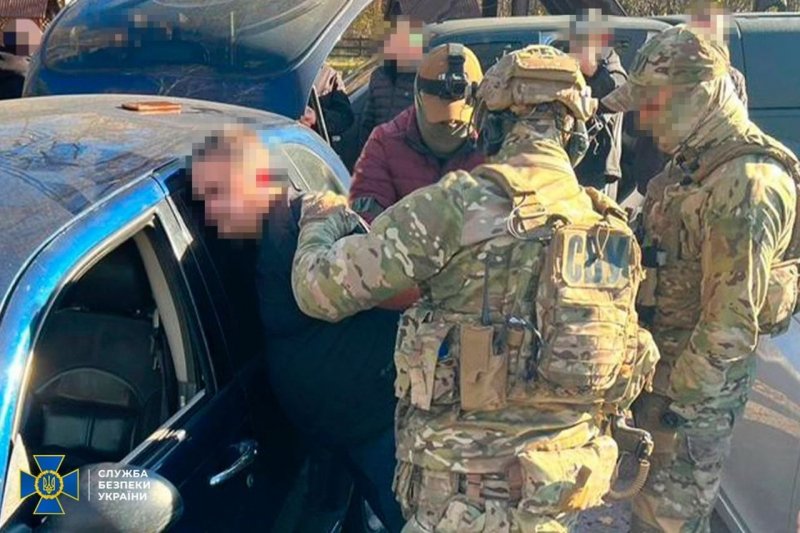 Трофейна зброя бандитам не дісталася: у Західній Україні СБУ перехопила «стволи» із зони бойових дій (фото)