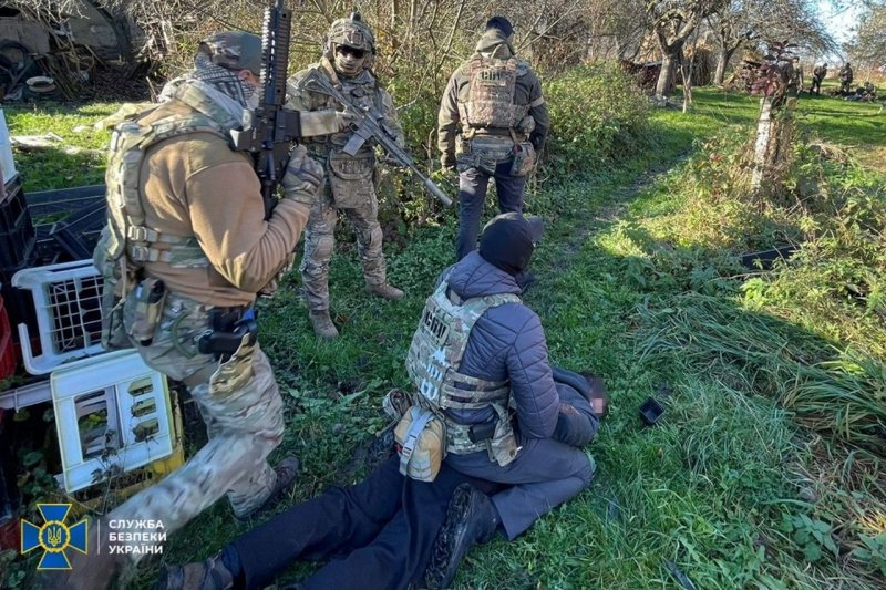 Трофейна зброя бандитам не дісталася: у Західній Україні СБУ перехопила «стволи» із зони бойових дій (фото)