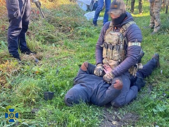 Трофейна зброя бандитам не дісталася: у Західній Україні СБУ перехопила «стволи» із зони бойових дій (фото)