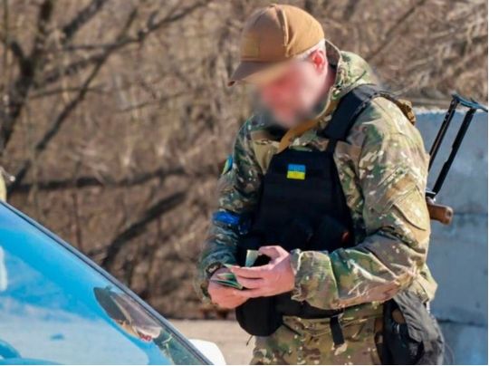 З&nbsp;машини не&nbsp;виходьте, документів не&nbsp;віддавайте: що&nbsp;робити, коли авто зупинили військові і&nbsp;намагаються вручити повістку
