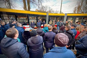 С кондиционерами и низкими полами: в Одессе презентовали 26-метровый трамвай
