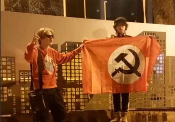 Возле ТЦ "Афины" в Одессе подростки достали флаг с серпом и молотом для видео