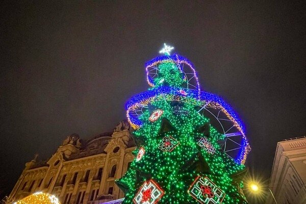 В Одессе зажгли главную новогоднюю елку города
