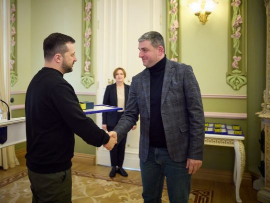«Доки б'ються волонтерські серця, б'ється Україна»: Зеленський звернувся до українців з нагоди Дня волонтера (відео)